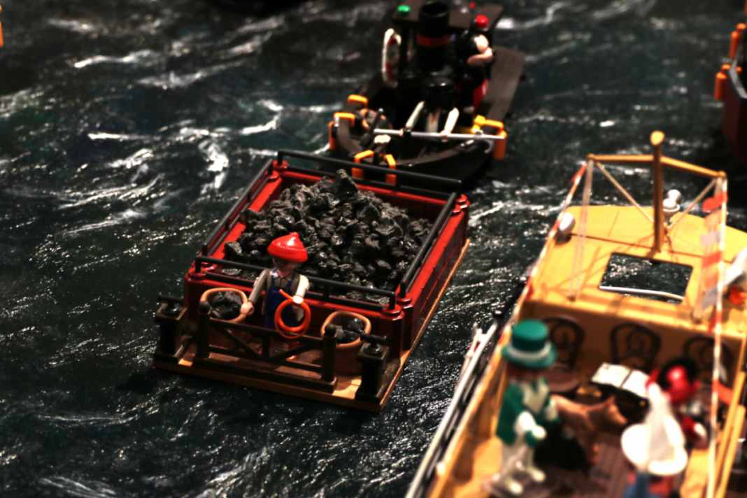 L'industrialisation en miniature : ces chalands à charbon, spécialement transformés pour l'exposition, illustrent le début de la navigation moderne grâce à la vapeur.
