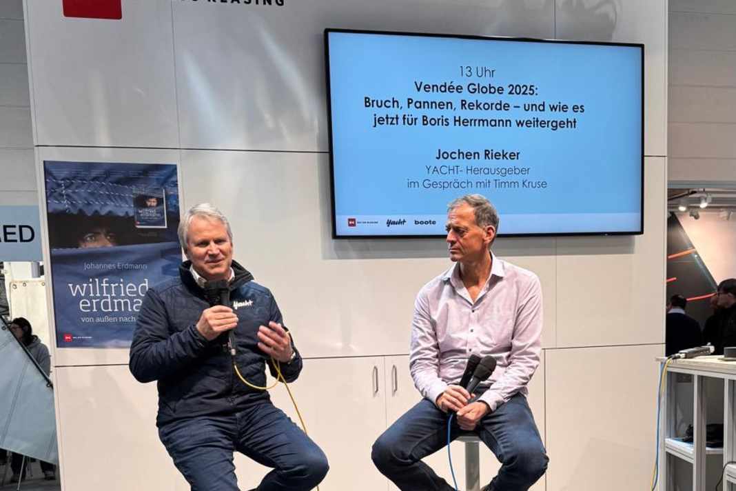 Il direttore di YACHT Jochen Rieker (a sinistra) e il conduttore Timm Kruse (a destra) parlano del Vendée Globe