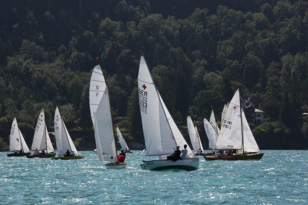 Historische Holzboote auf dem Wolfgangsee: 71 Boote aus sechs Nationen gingen bei der Jubiläumsregatta des UYC Wolfgangsee an den Start.