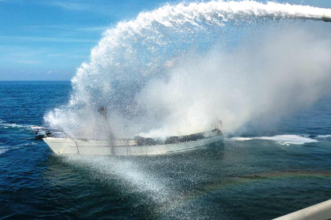 Der Seenotkreuzer "Berlin" der DGzRS im Einsatz für eine brennende Segelyacht in der Hohwachter Bucht