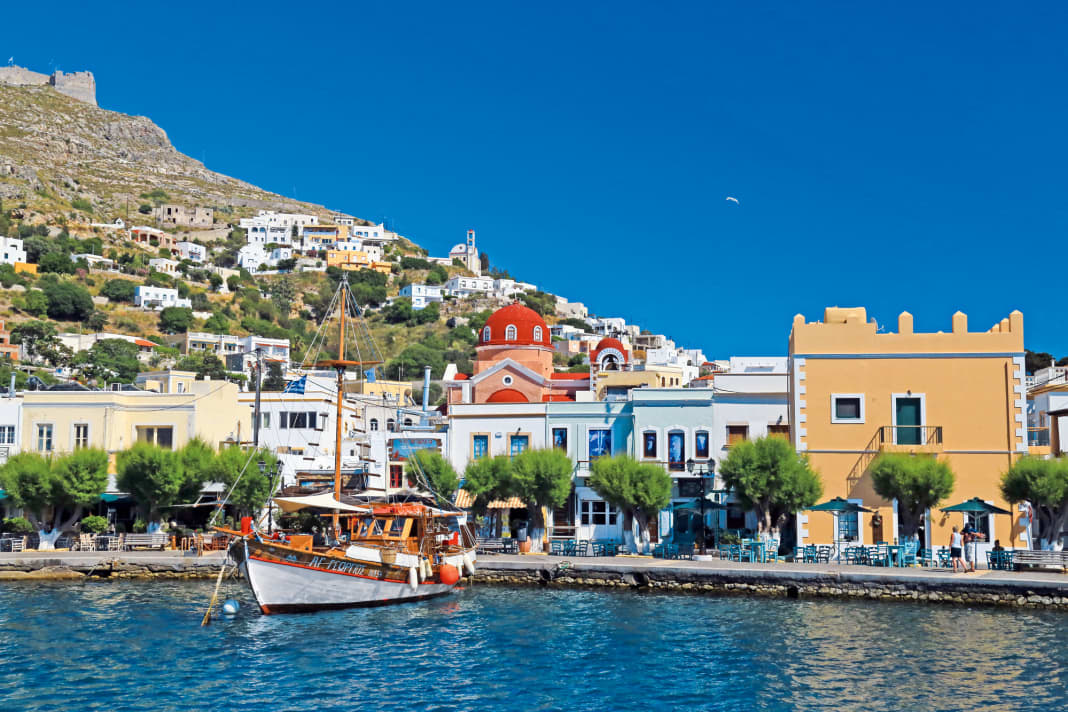 Leros: Hafenzeile vor Agios Marina an der Ostküste von Leros. Hier kann man bei gutem Wetter wunderbar ankern. Bei viel Meltemi wird’s aber unruhig