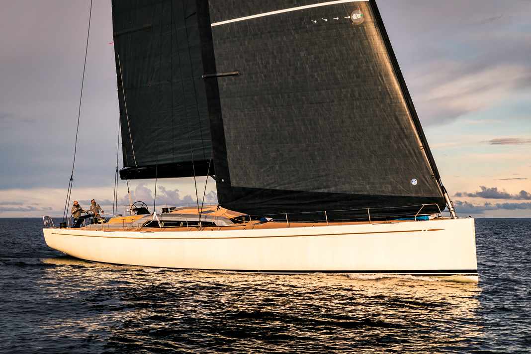 Pure Swan: Germán Frers gave the hull clear lines, which are emphasised by the cream-white paintwork, the flat superstructure and the absence of windows and bowsprit. In addition, the Ziergöhl wears an elegant gold instead of the typical Nautor blue. The cross has 488 square metres in the wind.