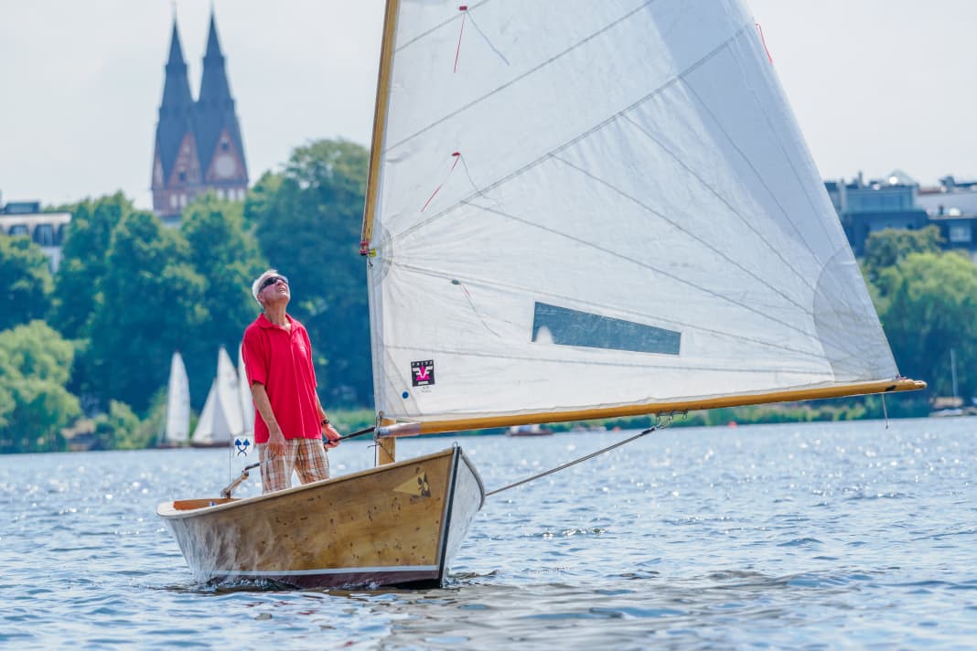 Eine traditionelle Chiemsee-Plätte wurde von ihrem Eigner Manfred Götz bereits zum 16. Mal nach Hamburg transportiert, um an dem Event teilzunehmen