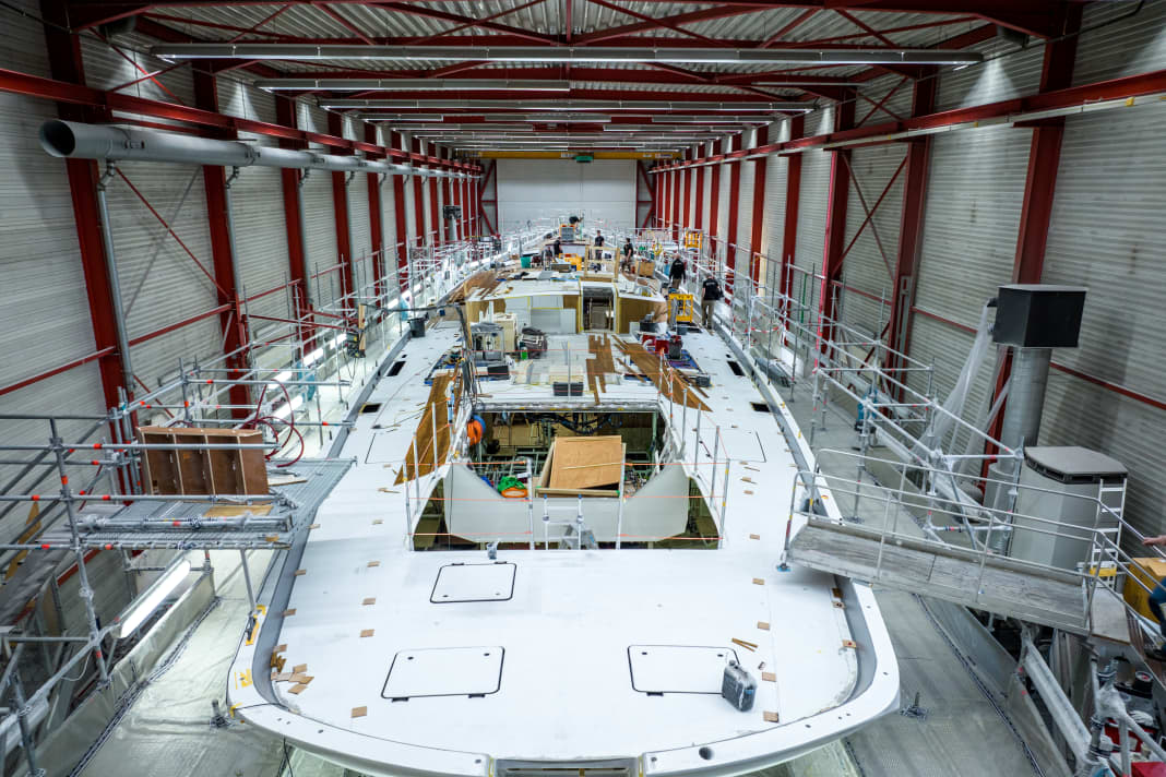Fase finale dell'allestimento: Vitters lavora sul ketch "Maximus", lungo 59 metri, commissionato dall'armatore per la sua velocità e bellezza.