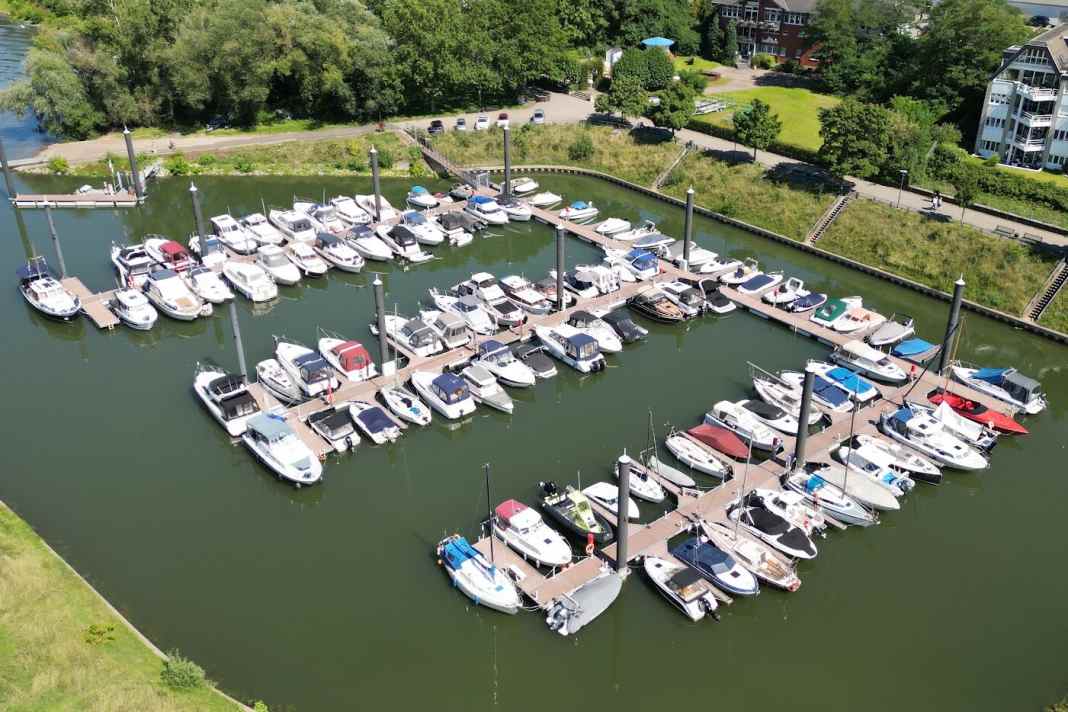 L'area del club e il porto del Club per gli sport acquatici di Porz si trovano al chilometro 677,2 del Reno.