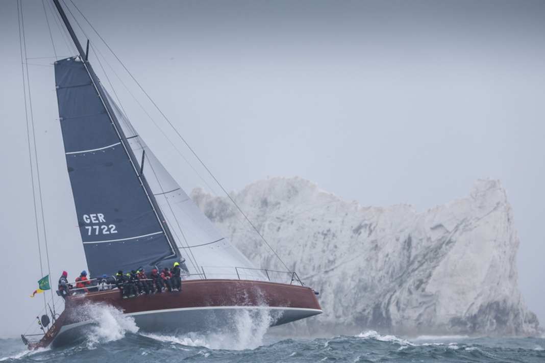 Daniel Baums "Elida" im Rolex Fastnet Race 2023 vor den Needles.