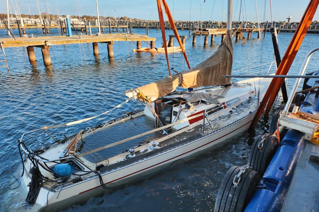 Abandonné, mais pas abandonné : Le yacht est resté quatre jours au fond de l'eau, amorti comme une perte totale. Bastian Kemper, apprenti constructeur de bateaux, l'a racheté pour un euro symbolique.