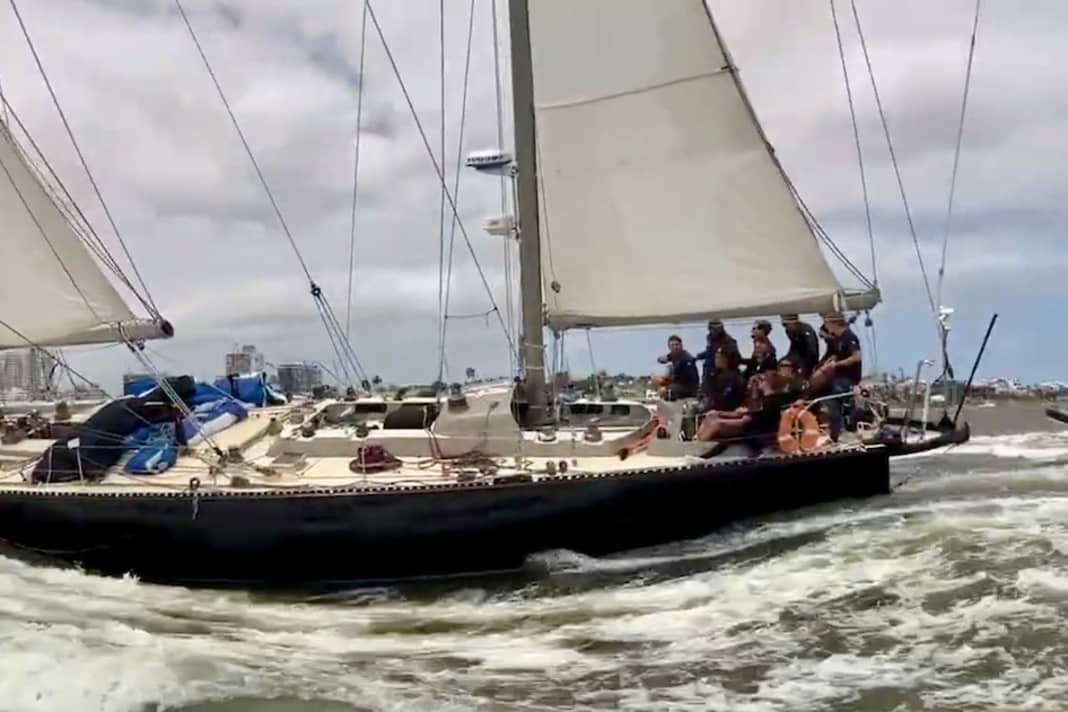 "Pen Duick VI" franchit la ligne d'arrivée à Punta del Este