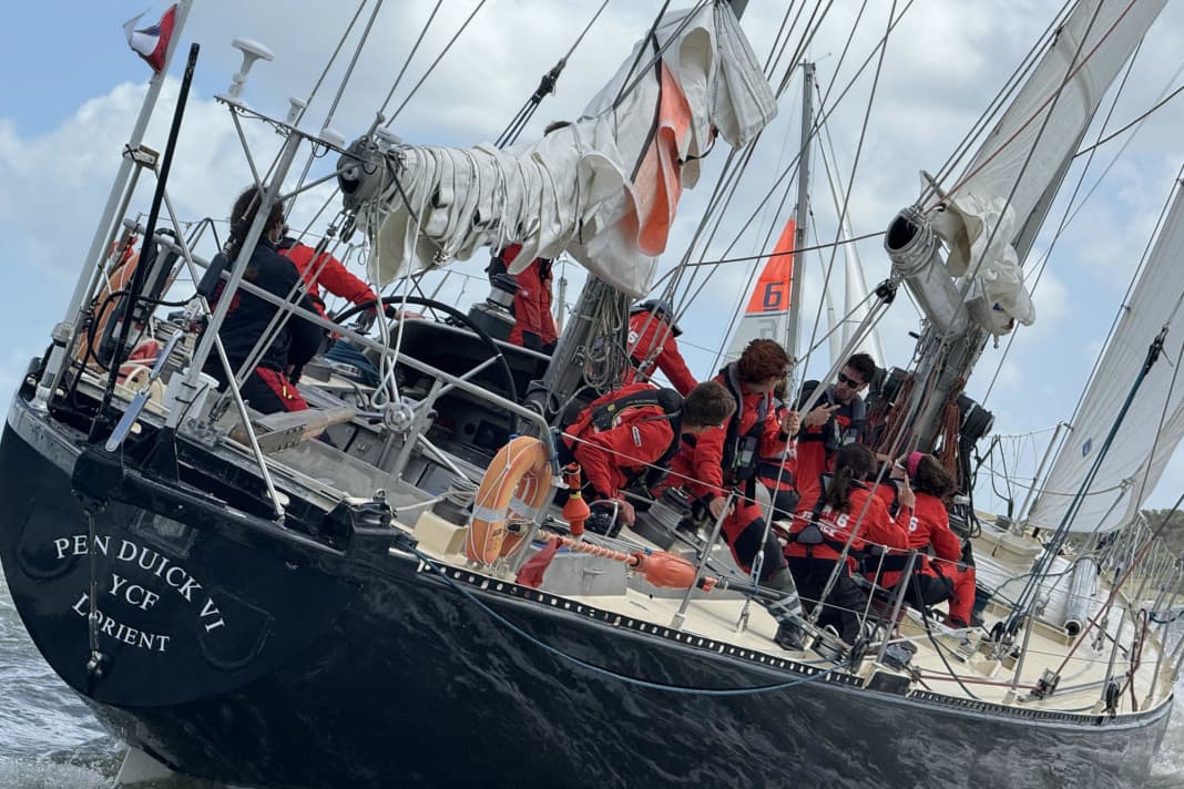 Bei schweren Bedingungen zum Start der vierten Etappe ging ein Crewmitglied über Bord