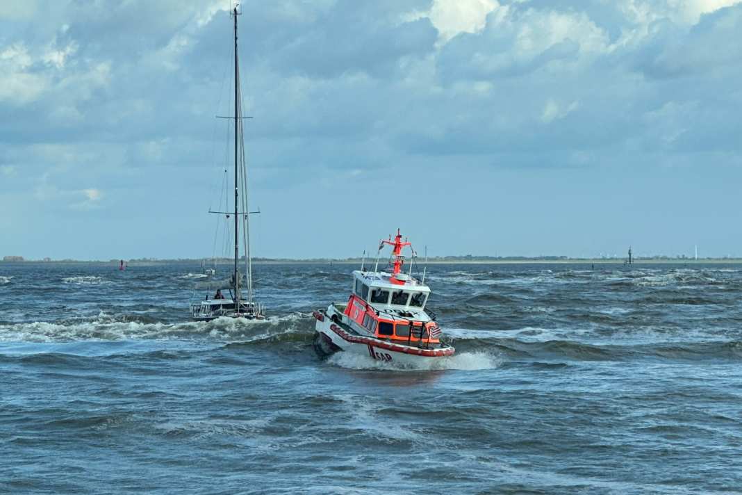 Die Seenotretter schleppen die havarierte Segelyacht aus dem Seegatt