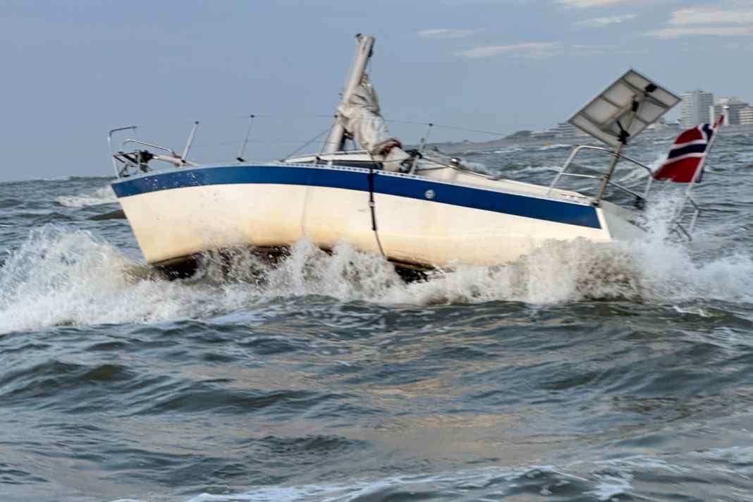 Nachdem eine Segelyacht vor Norderney auf einer Sandbank festgekommen ist, sind Kiel und Mast gebrochen. Das stark beschädigte Boot ist den Kräften der See schutzlos ausgesetzt