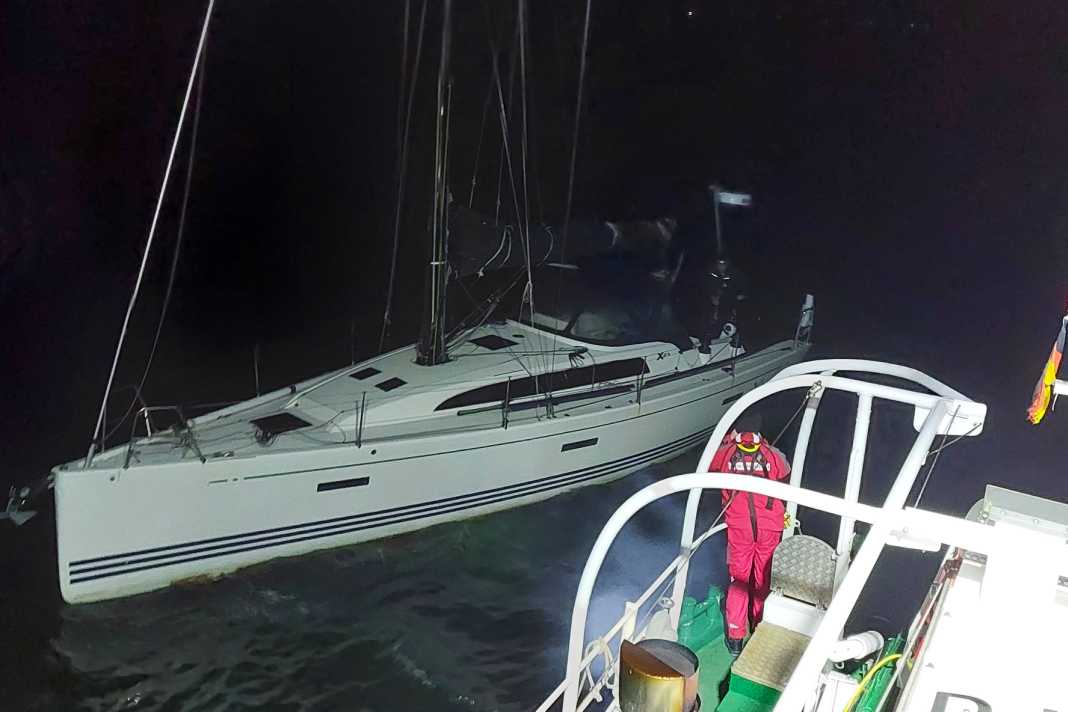 Dopo cinque ore di ricerche, i soccorritori marittimi trovano il marinaio disorientato.