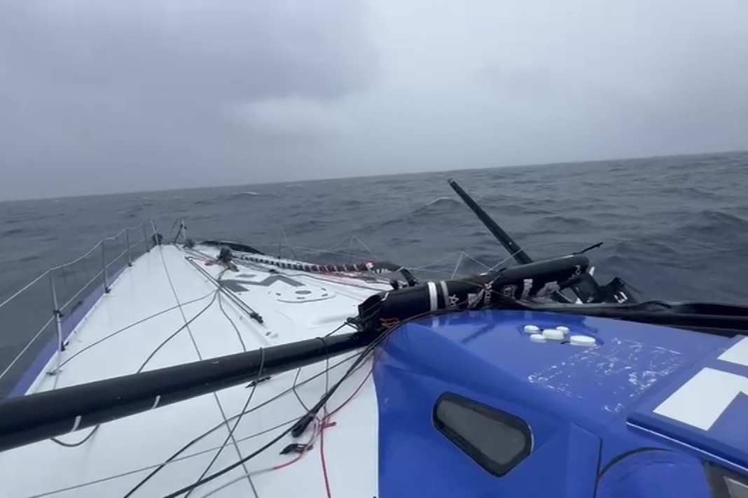 First mast breakage in the 10th Vendée Globe: The destroyed rig on board "Medallia"