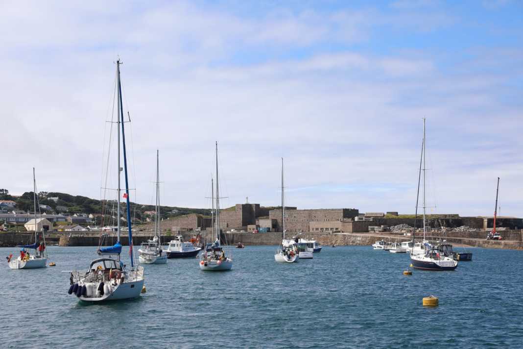 À l'abri de la jetée de Braye Harbour.