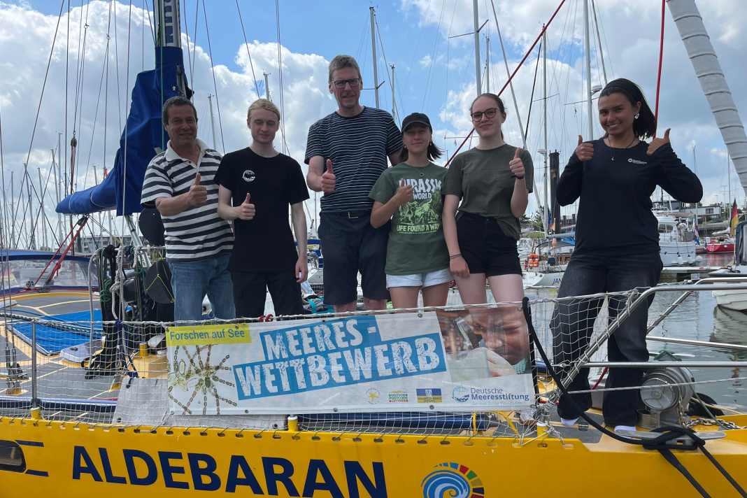 Il gruppo di ricerca dell'Amandus-Abendroth-Gymnasium di Cuxhaven. All'estrema sinistra Frank Schweikert, fondatore e direttore della "German Marine Foundation".