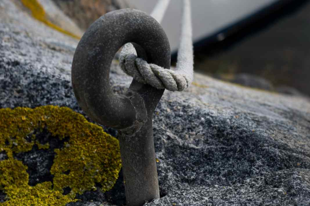 Falsch gefädelt, im Auge entwickelt die Leine mehr Hebelwirkung und kann den Bolzen verbiegen.