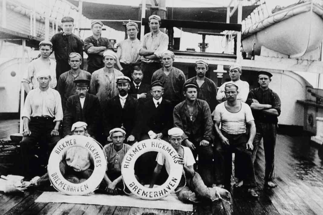 All'inizio del suo viaggio, la "Rickmer Rickmers" trasportava bambù e salnitro. L'equipaggio era composto da 21 uomini.