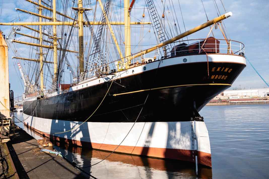 Hamburg at the stern: The perfectly restored "Peking" after returning to her hometown.