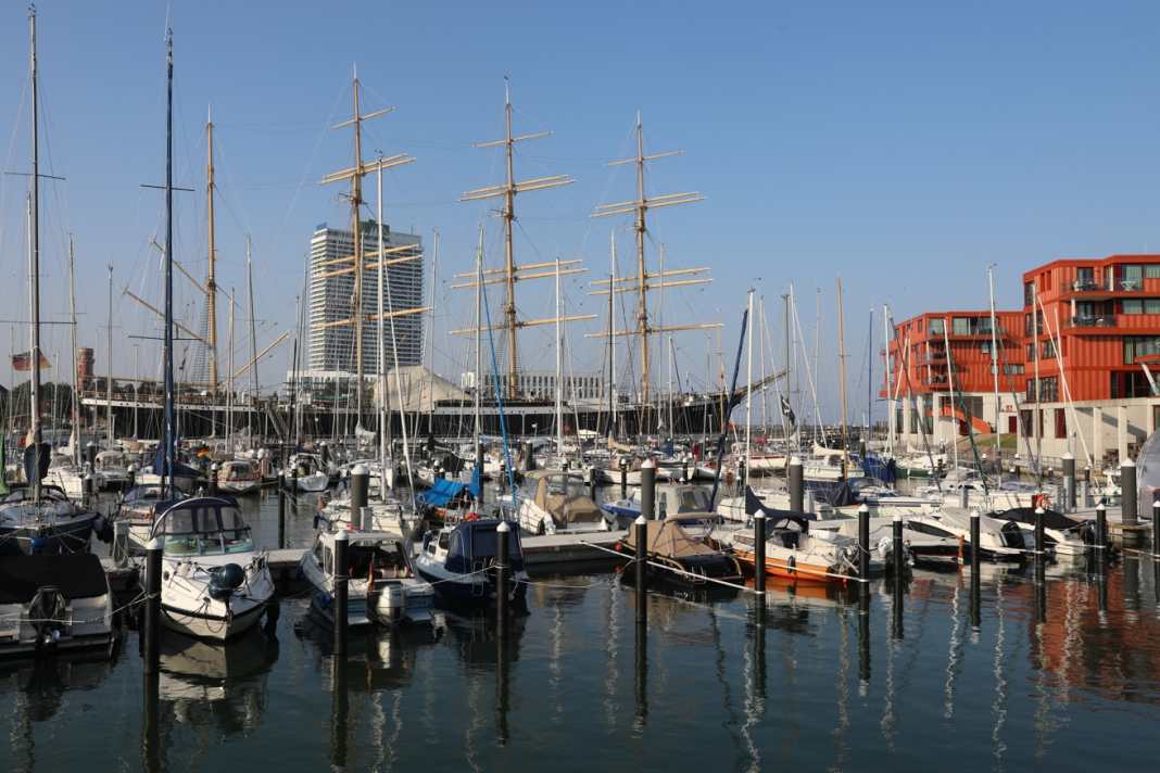 Le port de Passat avec le "Passat" en arrière-plan.