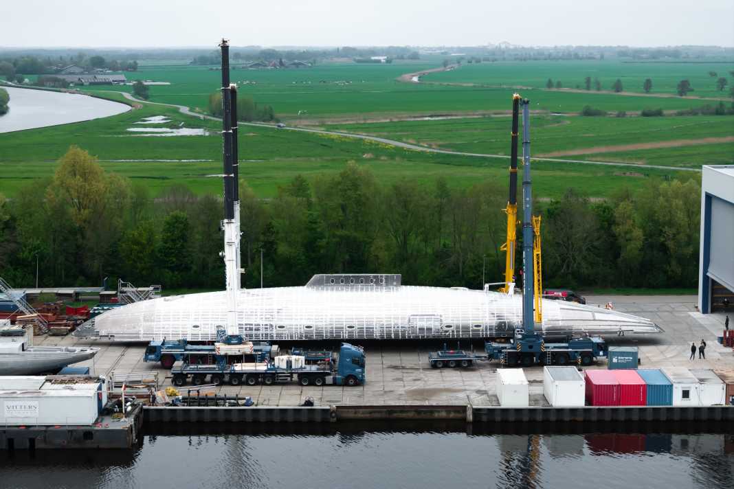 Grande opération : pour le projet 3095 de 68 mètres, Vitters a demandé quatre grues automotrices ...