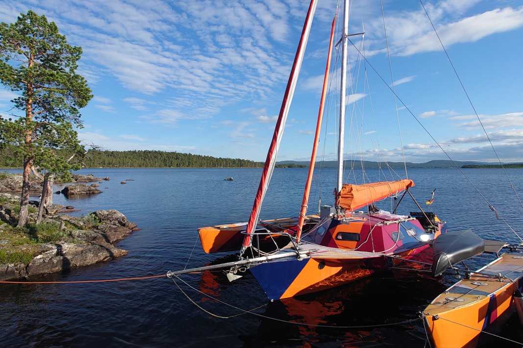 Our trimaran at one of the many public jetties at Inarijärvi.