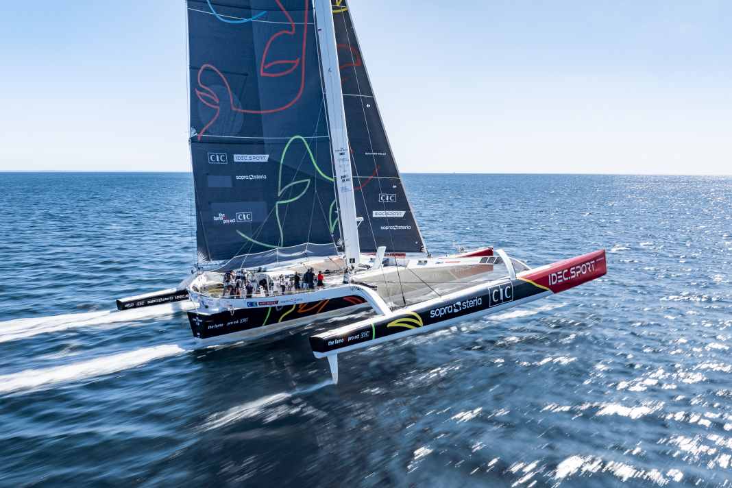 The trimaran "Idec Sport" is both the current record holder and once again the winner of the Jules Verne Trophy.