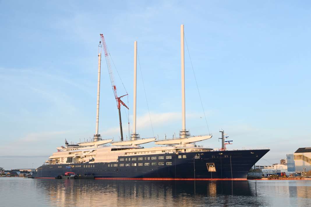 The three huge masts are standing.