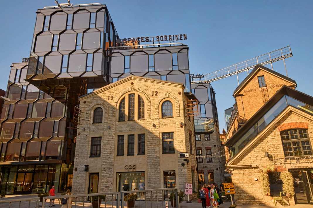 Kontraste im Rotermann- Viertel in Tallinn.