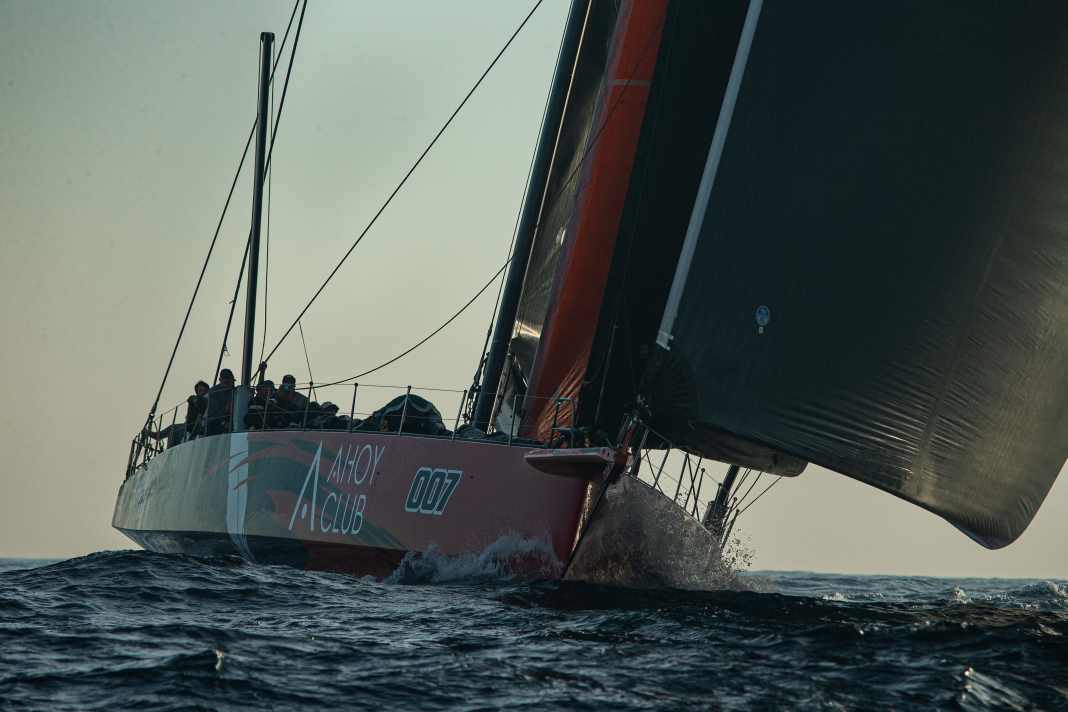 "Master Lock Comanche" won the qualifier for the Rolex Sydney Hobart Race with the Cabbage Tree Island Race and has thus already thrown his hat into the ring for the upcoming battle for line honours.