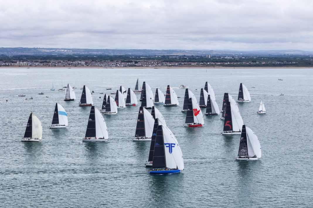La flotte de l'Admiral's Cup au départ de la Channel Race.