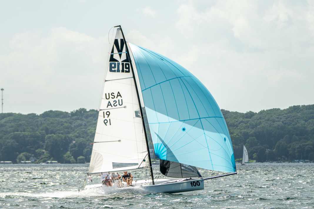 Melges Performance Sailboats positioniert sein neues Modell, die Melges 19, zwischen Zweipersonen-Jollen und kleinen Kielbooten.