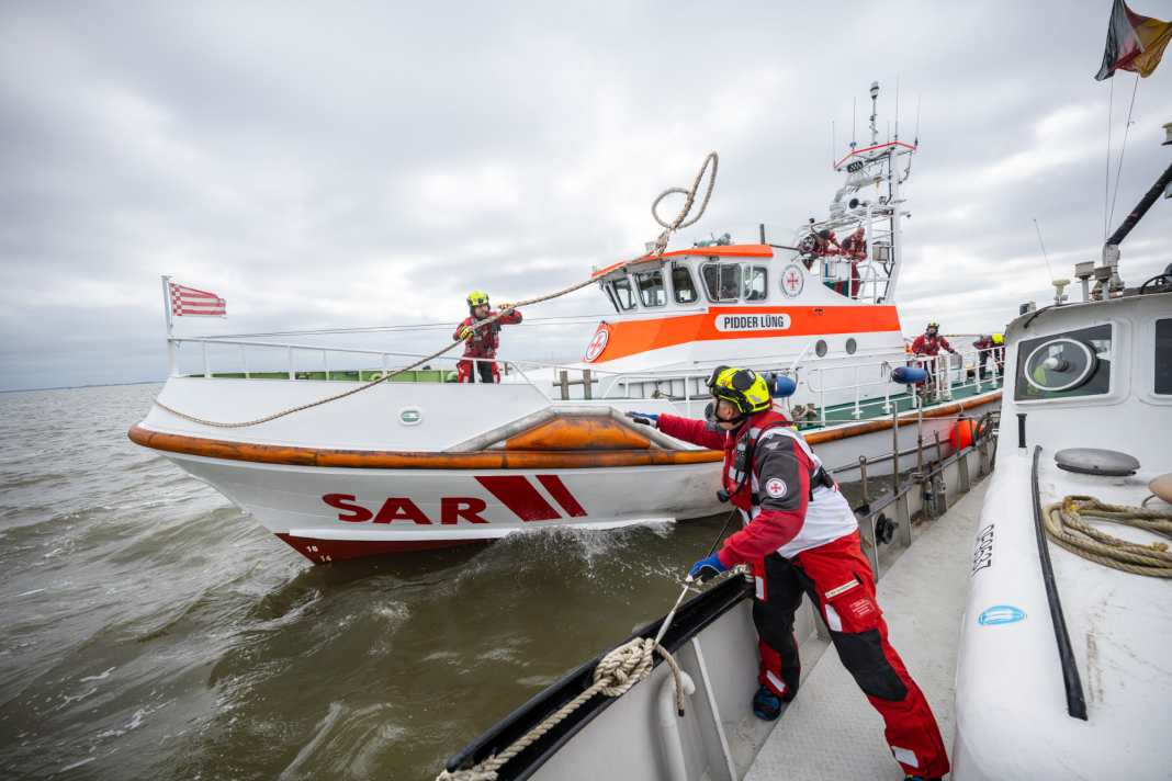 Le croiseur de sauvetage en mer PIDDER LÜNG/Station List se met le long d'un navire qui simule une urgence à bord.