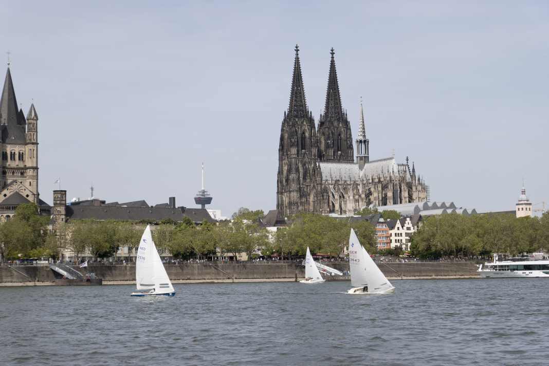 Rheinwoche 2026: Die Teilnehmer im Hafen des Club für Wassersport Porz e.V. 1926 und unterwegs auf dem Rhein vorbei an Köln mit dem Dom, den Kranhäusern und dem Schokoladenmuseum