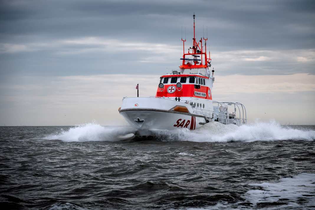La nave di soccorso in mare BERNHARD GRUBEN ha rimorchiato l’imbarcazione in avaria fino a Hooksiel. | Foto: I soccorritori in mare – DGzRS, Marc Schultz