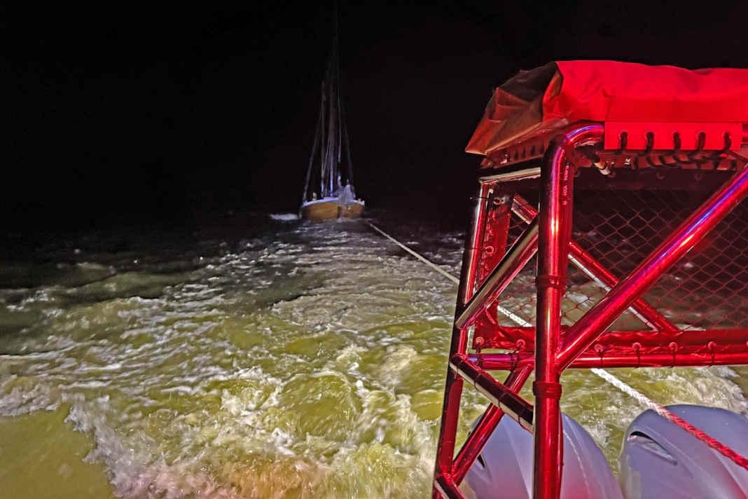 Die Seenotretter Schleppen ein Zeesboot frei.