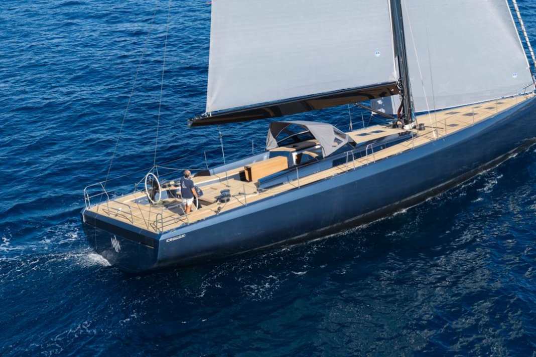 ICE 80 Blue Water Sport: come già per altri modelli del cantiere, Umberto Felci si è occupato della progettazione, delle linee e del design. Il designer del Lago di Garda ha realizzato un progetto che riprende elementi familiari dei moderni cruiser ad alte prestazioni, senza però portarli all’estremo.