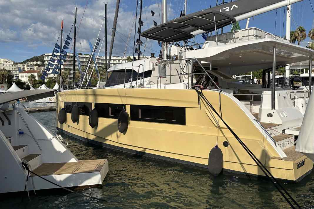 The yellow hull colour is not the only striking feature. Premiere of the exciting Aventura 45 at the trade fair in Cannes