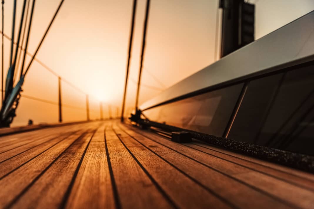 The teak deck shimmers golden in the evening sun. But where does the controversial wood come from? There are now a variety of alternatives