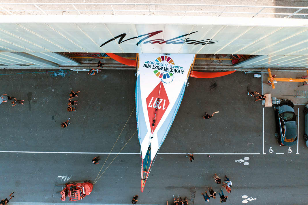 Am Tag vor dem Stapellauf rollt das neue Boot  erstmals in vollem Ornat aus der Halle