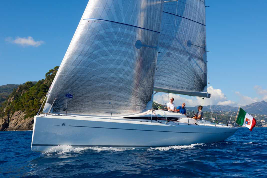 Schnell und schön. Die Italia 9.98 segelt so gut, wie sie aussieht. Der Bug fällt lotrecht ab, die Wasserlinie ist schlank