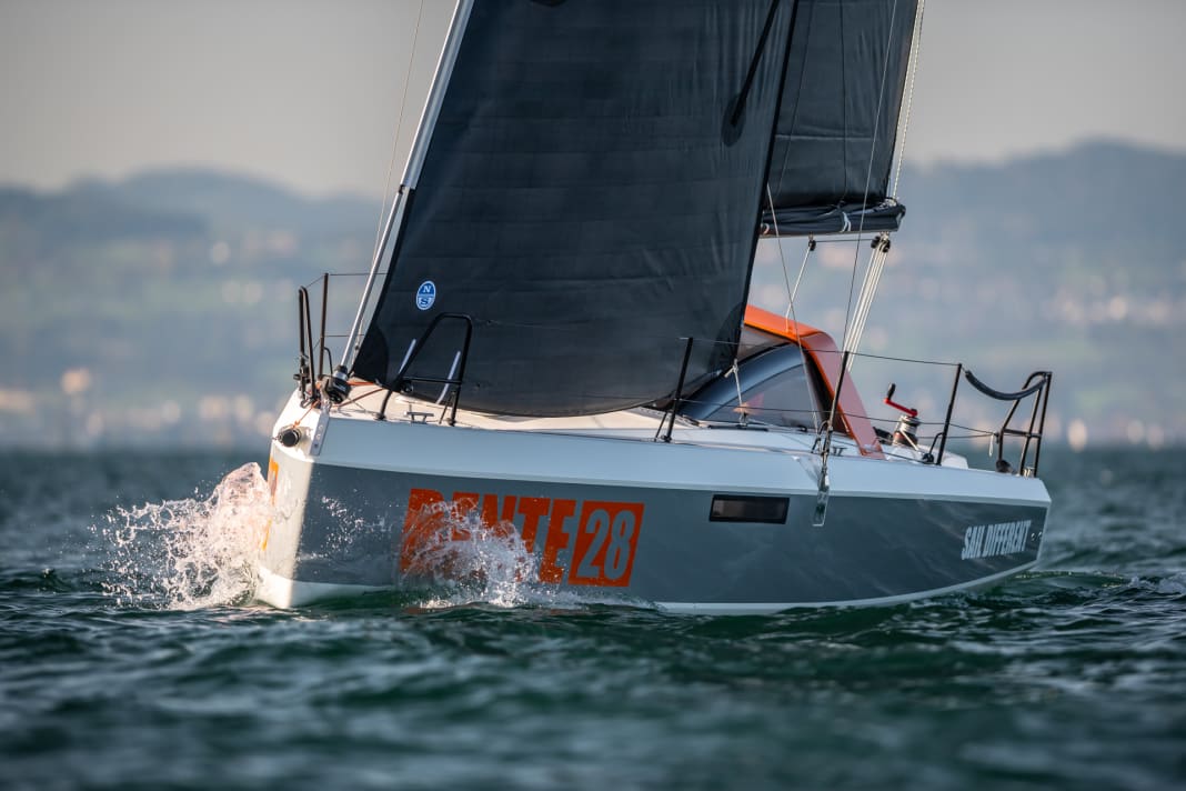 The modern hull lines come from the Judel/Vrolijk office. Striking: the extremely voluminous bow section