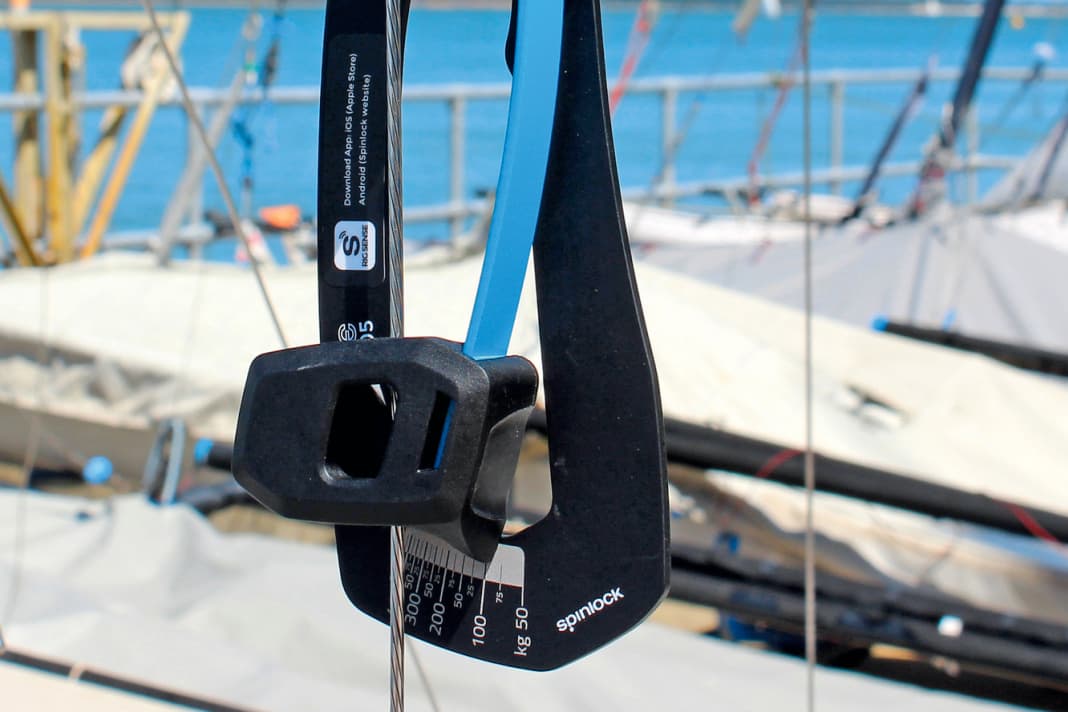 Con i misuratori di tensione, come Rig Sense di Spinlock, è possibile misurare e leggere direttamente la tensione del mantello.