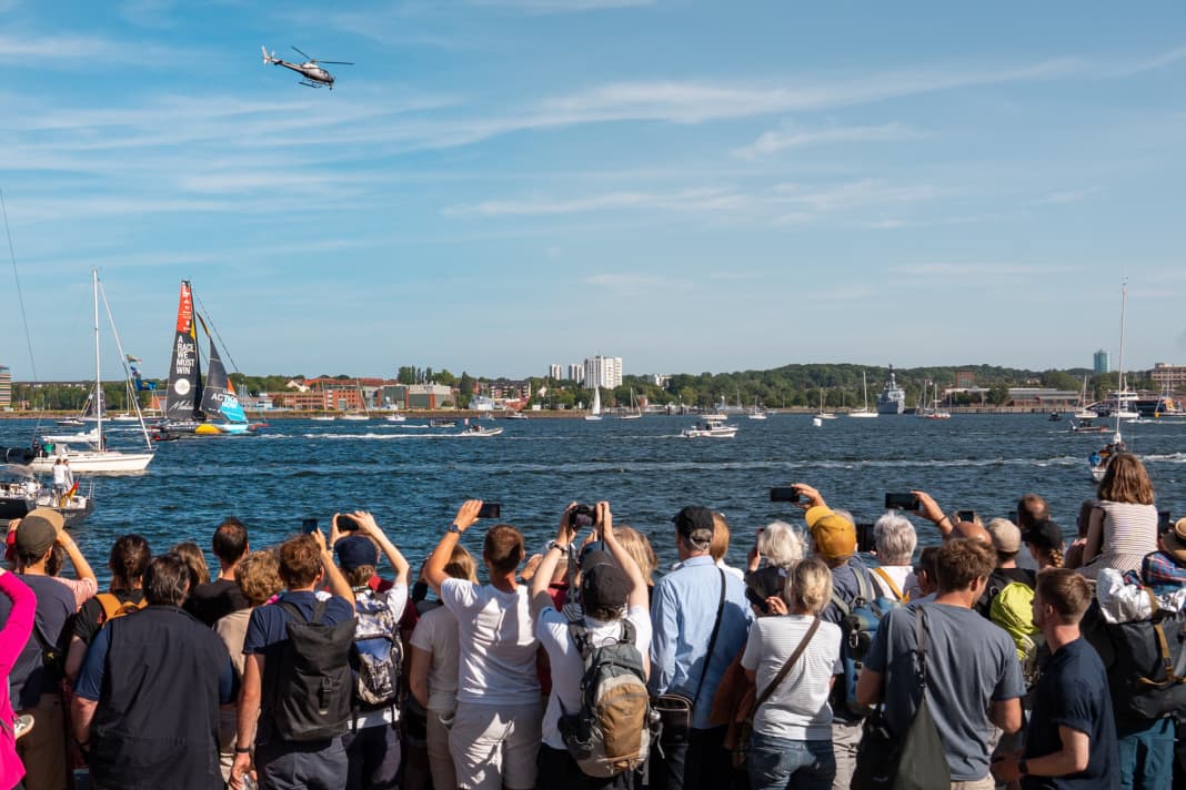 Des spectateurs enthousiastes lors de l'Ocean-Race-Fly-by à Kiel en été 2023