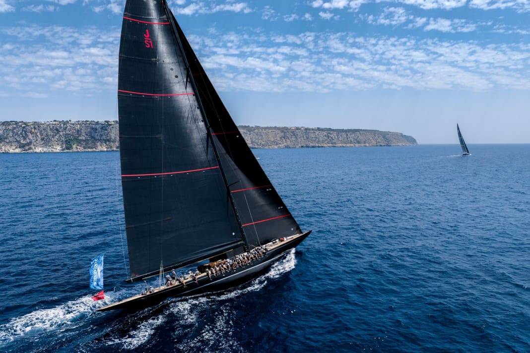 JS1 „Svea“ jagt JK7 „Velsheda“ am ersten Tag des Superyacht Cup Palma