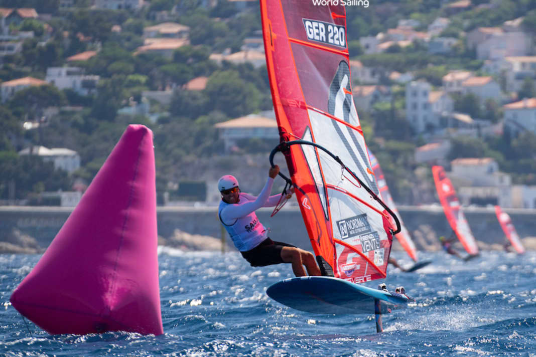 iQFoil-Windsurf-Weltmeister Sebastian Kördel surfte bei den olympischen Generalprobe vor Marseille auch ohne das geplatzte Finale auf den Silberrang