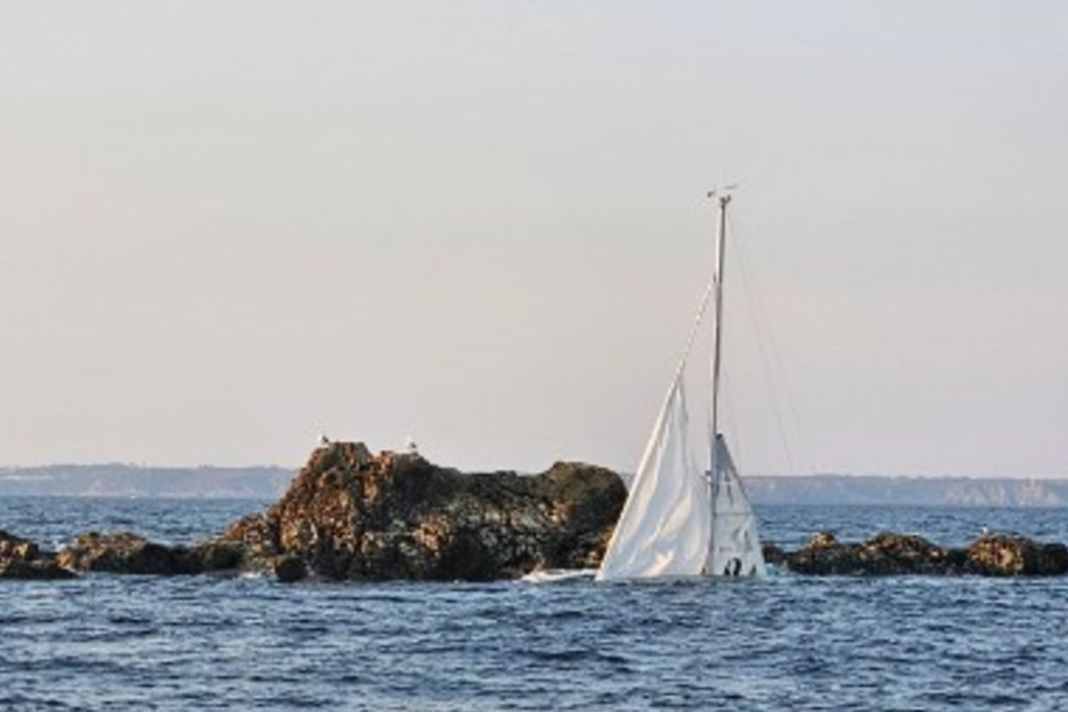 Rescue from the air: After running aground and taking on water, a sailor took refuge on a rock off the coast. He was rescued at around 2 am; his Hallberg-Rassy sank.