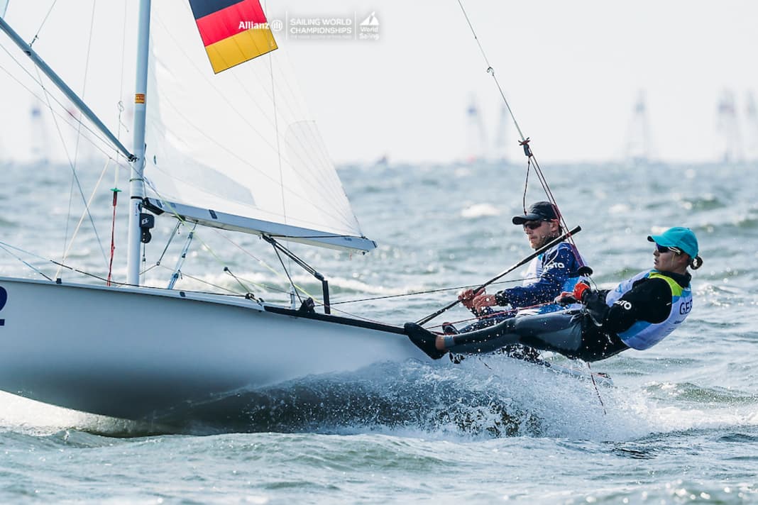 Malte et Anastasiya Winkel se battent pour une médaille le 17 août lors du championnat du monde de voile au large de La Haye