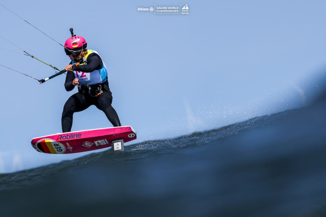Immagine simbolica: il giovedì nero si è rivelato negativo per molti atleti DSV. La kiteboarder Leonie Meyer, che in precedenza aveva ottenuto un ottimo quarto posto assoluto, ha perso due gare e dieci posizioni a causa della rottura di una linea e di una serie di sfortunate misure di assistenza.