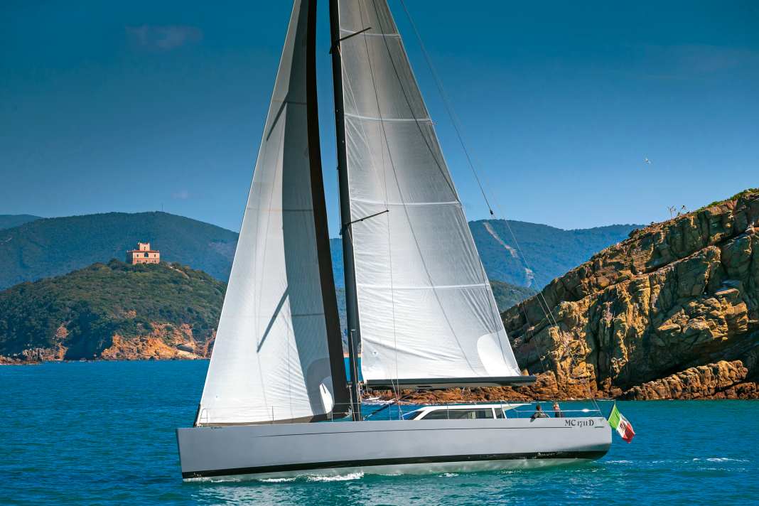 Des rêves méditerranéens. Le Vismara V50 "Dragon" devant le Scoglio dello Sparviero près de Punta Ala : un bateau élégant sur une eau azur