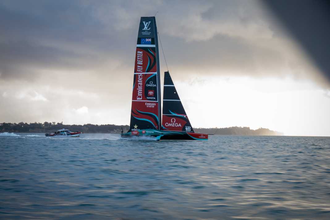 Le nouveau vainqueur de l'America's Cup néo-zélandais a survolé presque naturellement les eaux peu profondes d'Auckland dès le premier jour.